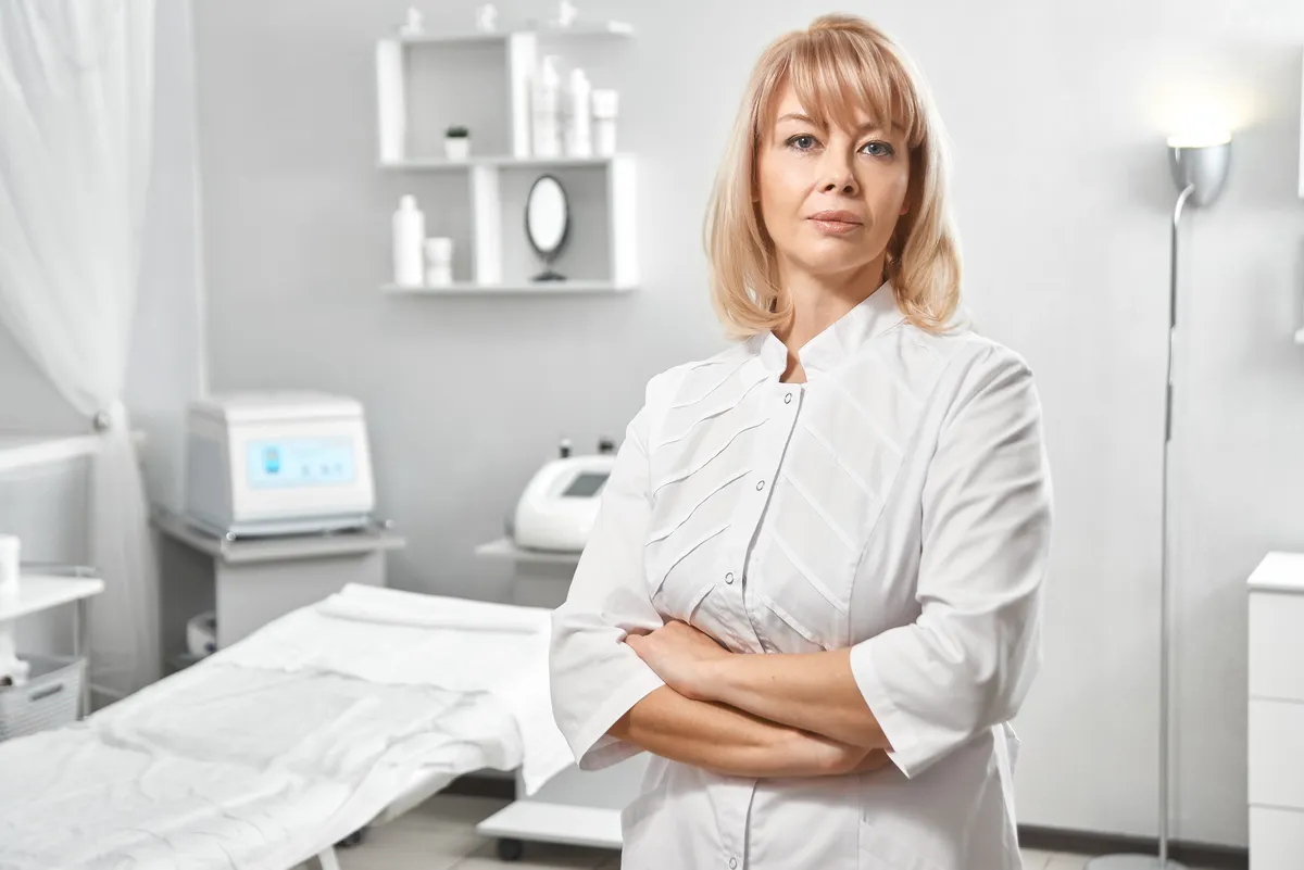 Professionnelle dans une cabine de soins claire